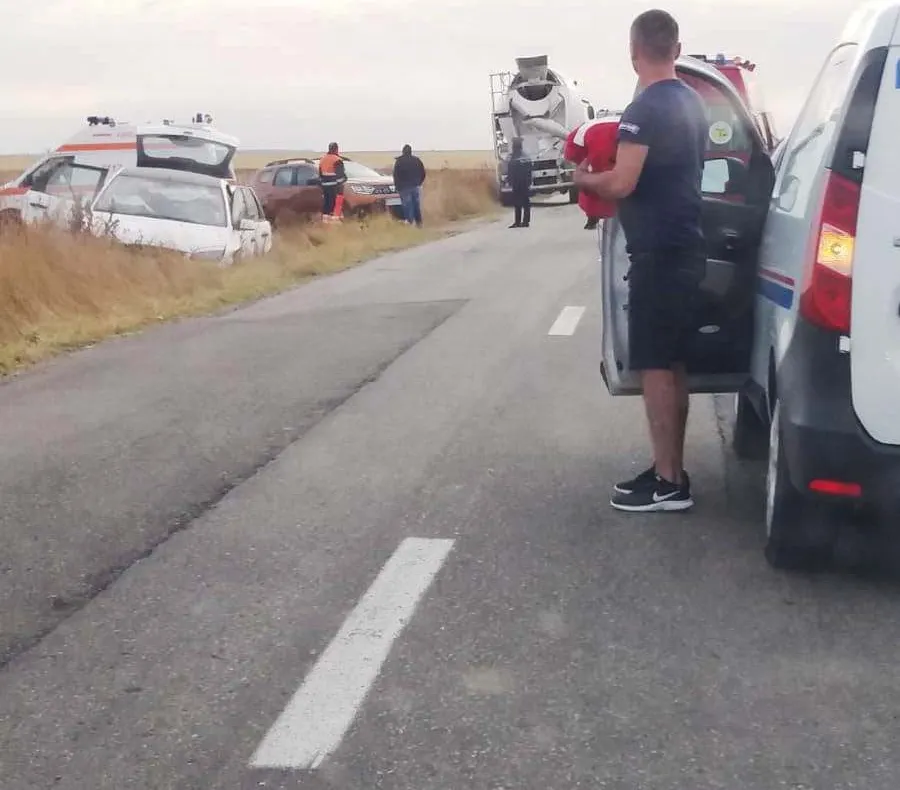 Trei maşini implicate într-un accident, în Olt. Patru persoane, printre care un copil de cinci ani, la spital