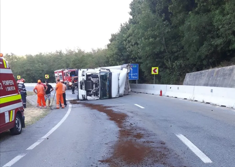 Olt: Trafic rutier blocat pe un drum național, din cauza unui TIR răsturnat