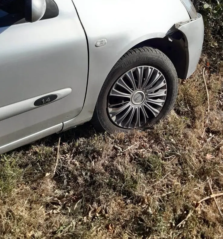 Accident în Slatina: A intrat cu maşina într-un pom, în timp ce se certa cu un alt şofer - FOTO