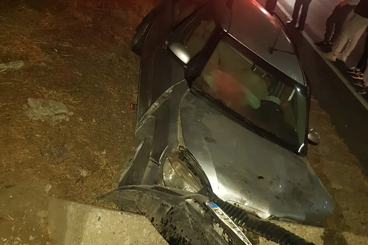 Olt: O mamă şi cei doi copii ai săi, dintre care unul de doar câteva luni, la spital după ce au intrat cu maşina într-un cap de pod
