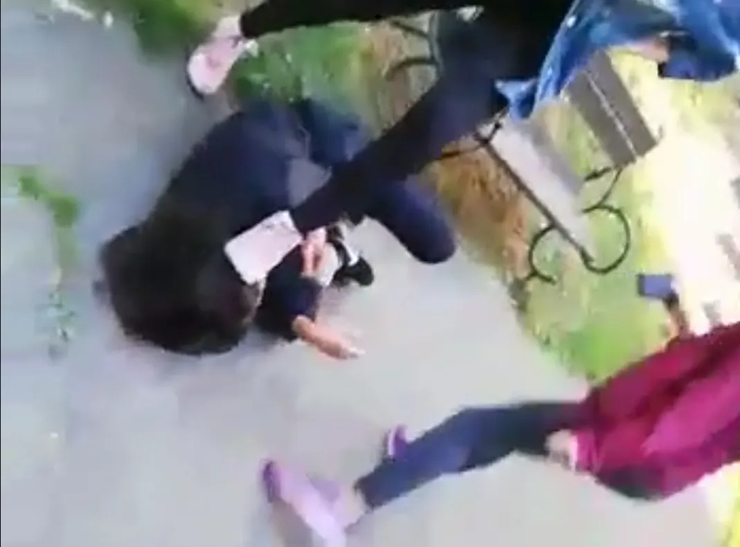 Trei adolescente din Slatina o bat și o umilesc pe o colegă. VIDEO când fata este călcată pe cap