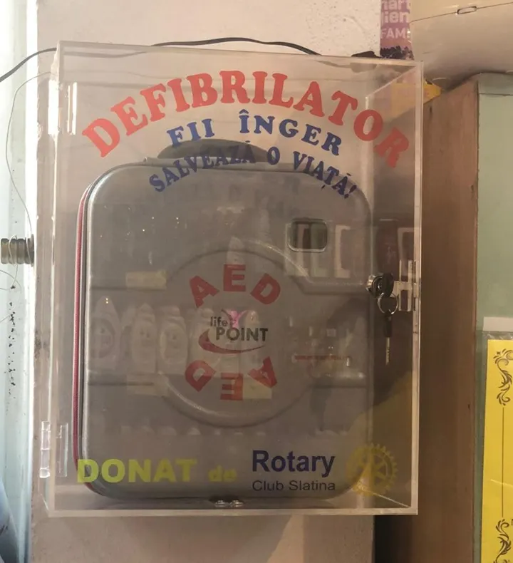 Proiect social salvator la Slatina. Patru defibrilatoare, instalate în zone intens circulate