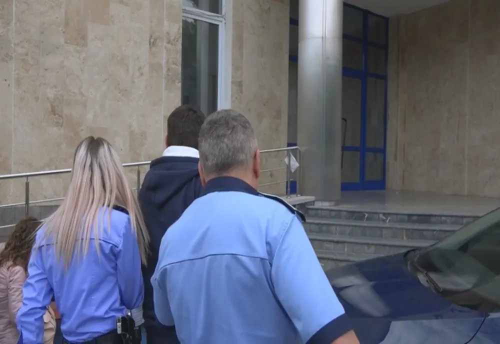 Un tânăr din Olt, reţinut de poliţişti după ce a încercat să spargă o bancă
