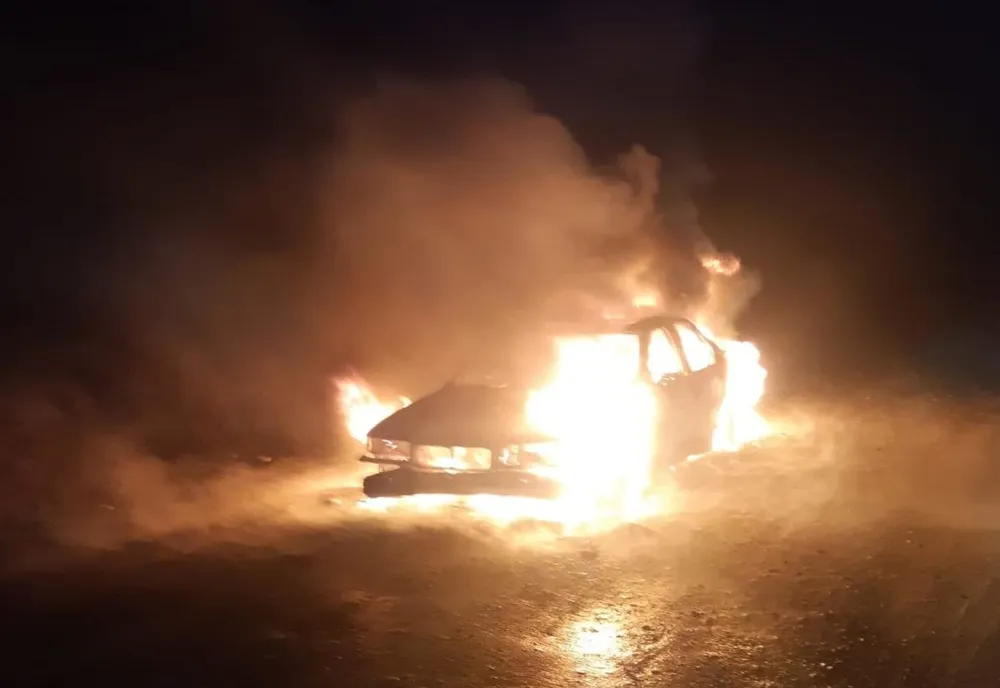 Un autoturism a ars ca o torţă, pe un drum din Olt - VIDEO