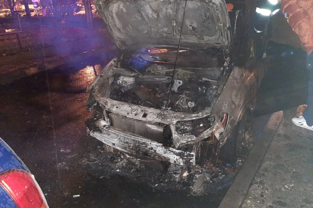 VIDEO- Mașini distruse de flăcări pe o stradă din Slatina