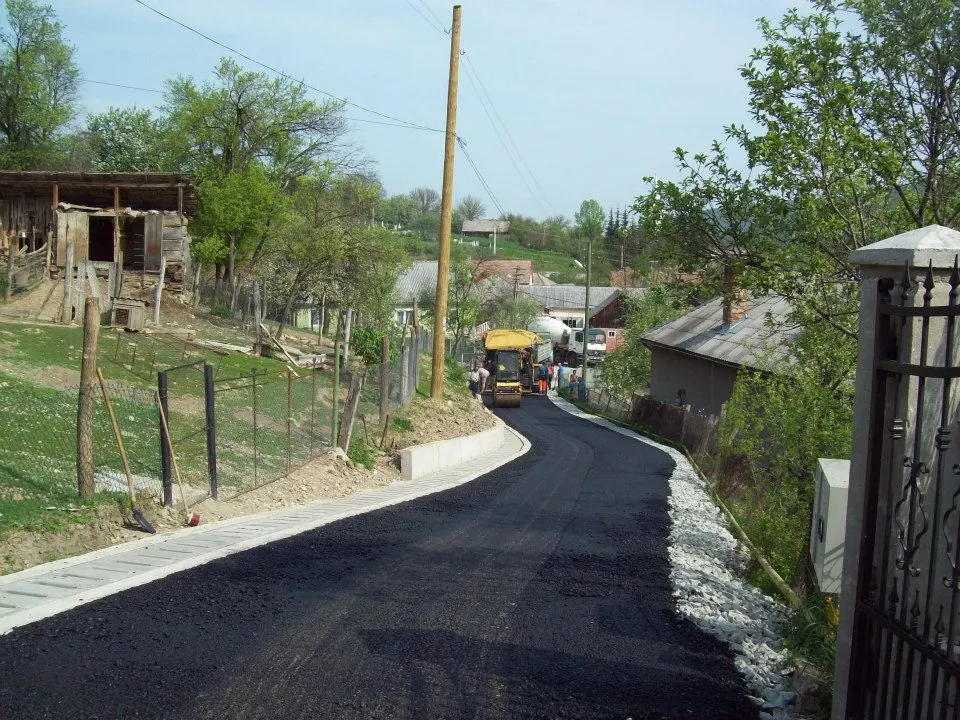Comuna din Olt cu toate ulițele asfaltate. Urmează introducerea rețelei de gaze
