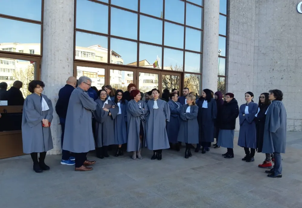 Grefierii au protestat la instanţele din Olt, împotriva tăierii pensiilor speciale