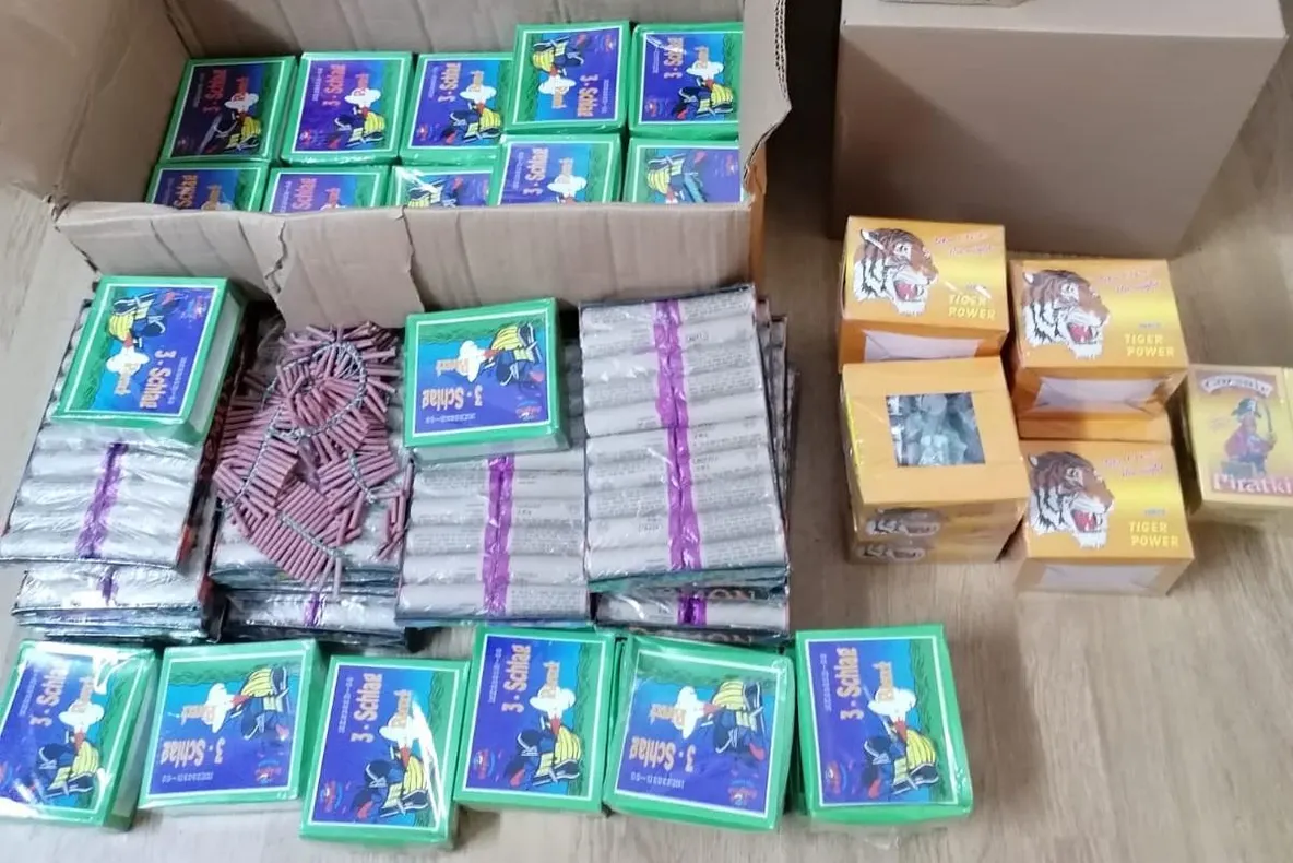 Peste 10.000 de petarde, găsite de poliţiştii din Olt în urma unei percheziţii