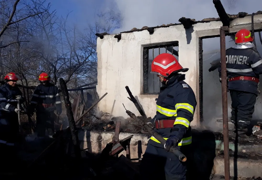 DEZASTRU pentru o familie din Olt. Le-a ars casa în proporţie de 90 la sută - VIDEO