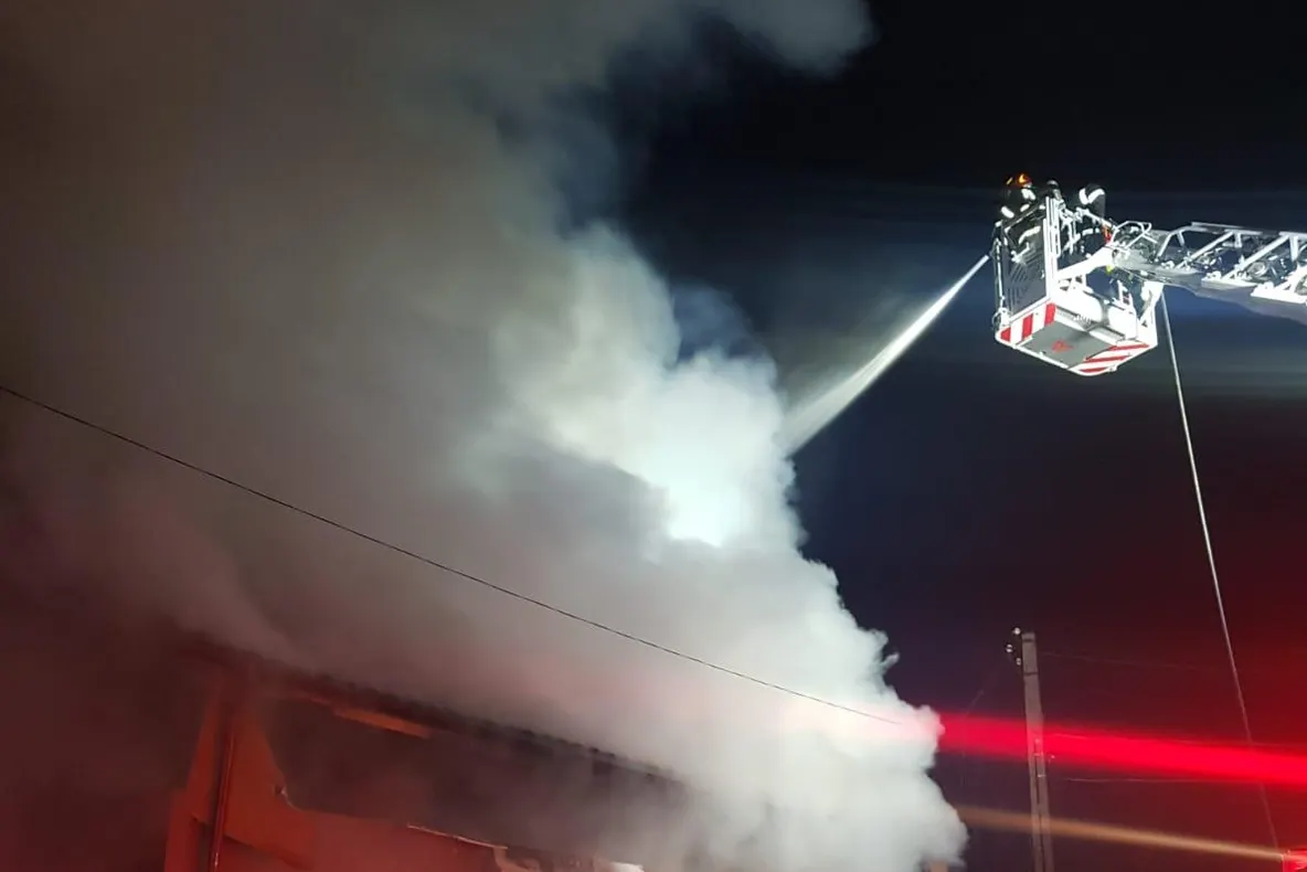 Un incendiu a cuprins o vilă din comuna olteană Curtişoara - VIDEO