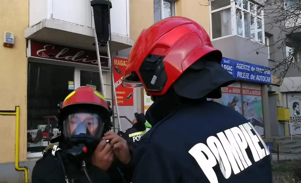 Incendiu într-un bloc din Slatina. Zeci de persoane, printre care şi copii, evacuate - VIDEO