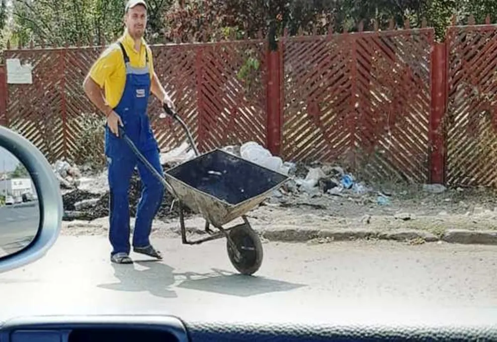 Primăria Caracal, apel la cetăţeni după ce imagini cu gunoaie lângă tomberoane şi la ieşirile din oraş au apărut pe Facebook