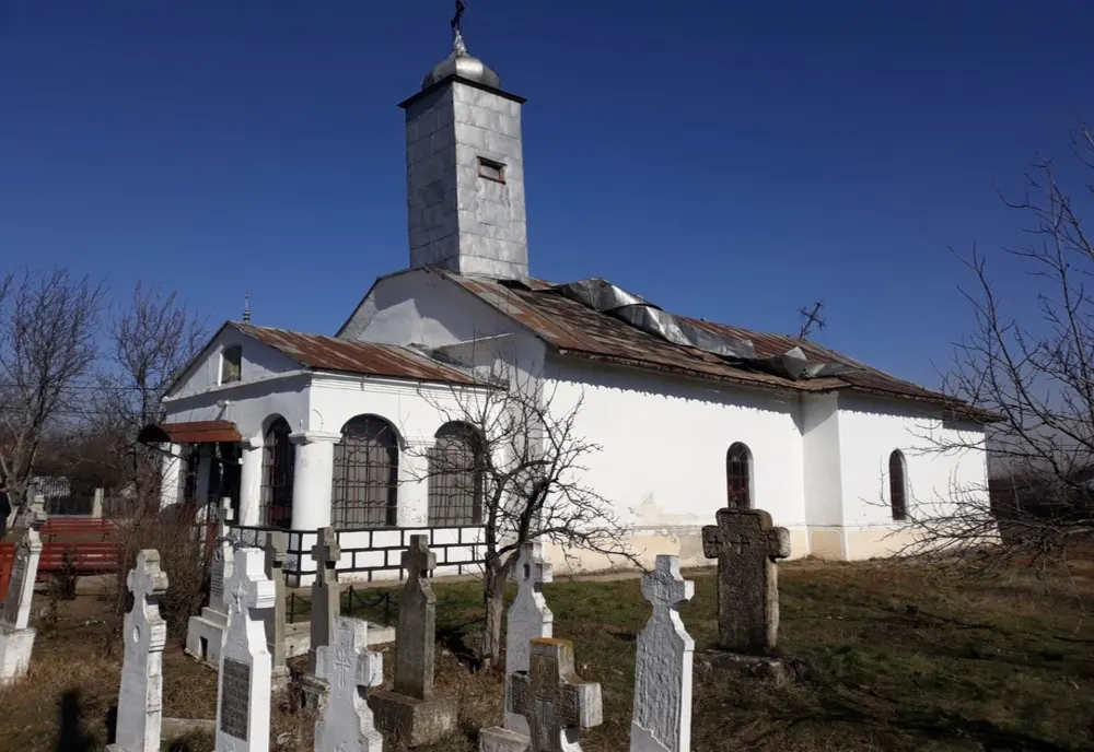 Acoperişul unei biserici-monument istoric din Olt, smuls de vânt - VIDEO