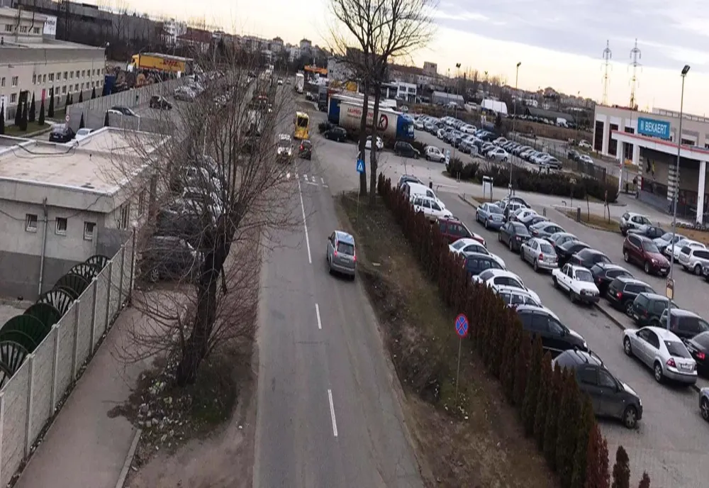 Stradă din zona industrială a Slatinei, supralărgită la patru benzi