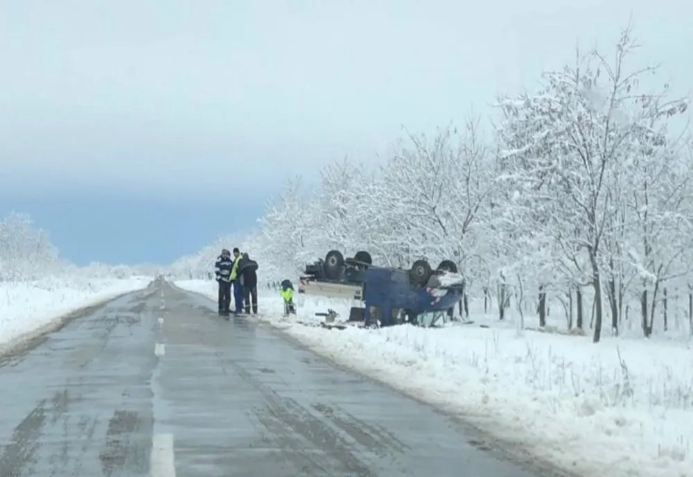 Şofer din Caracal, accident în Dolj. S-a răsturnat cu maşina pe plafon, după ce a derapat
