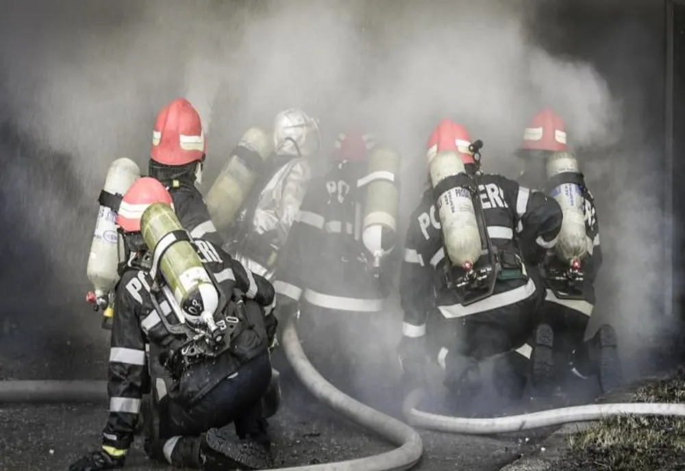 VIDEO. 20 locuinţe evacuate, după o explozie la un bloc din Slatina. Două persoane la spital