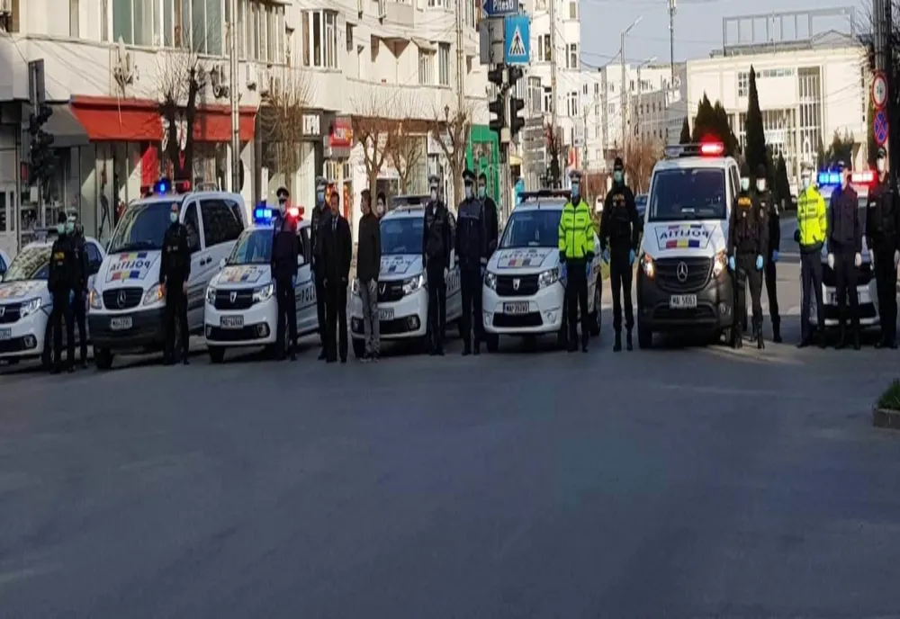 Imnul naţional, la difuzoarele autospecialelor. Poliţiştii din Olt, acţiune de solidaritate cu populaţia