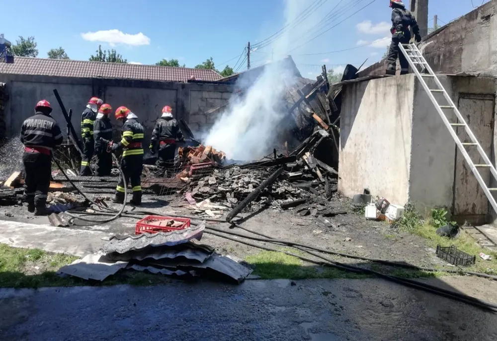 VIDEO. Magazia unui magazin din Piatra-Olt, incendiată