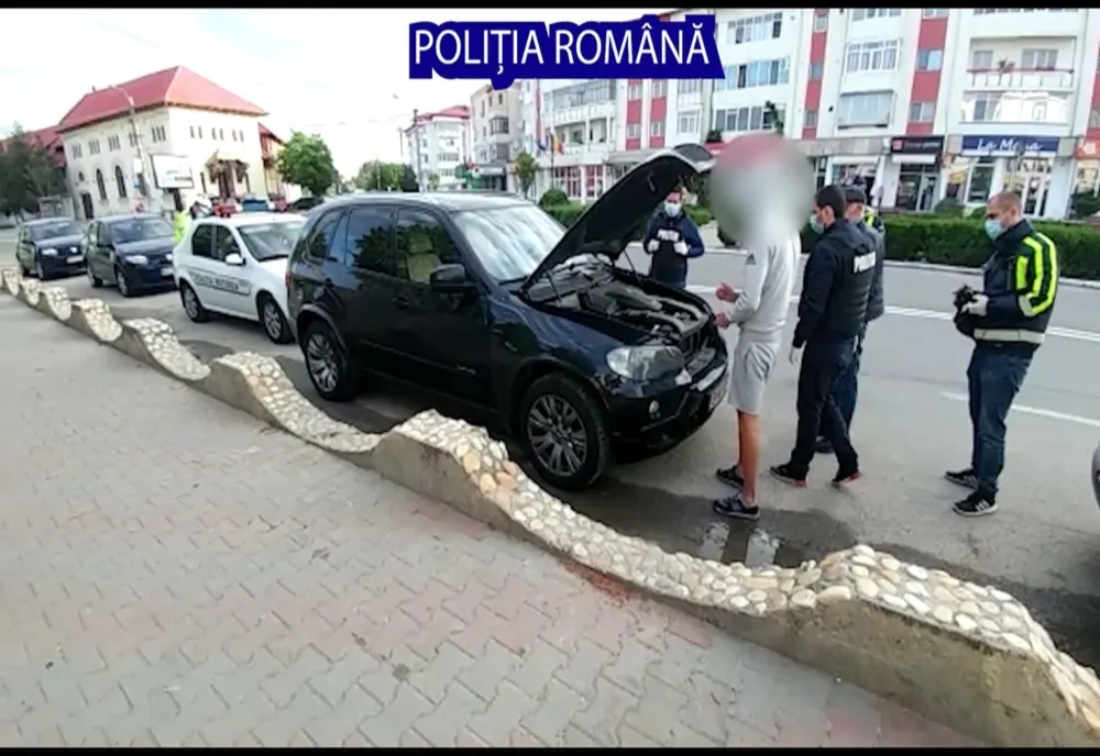 Fiul unui afacerist din Olt a condus pe străzile din Piteşti amenințându-și adversarii cu pistolul. Totul a fost transmis live pe Facebook