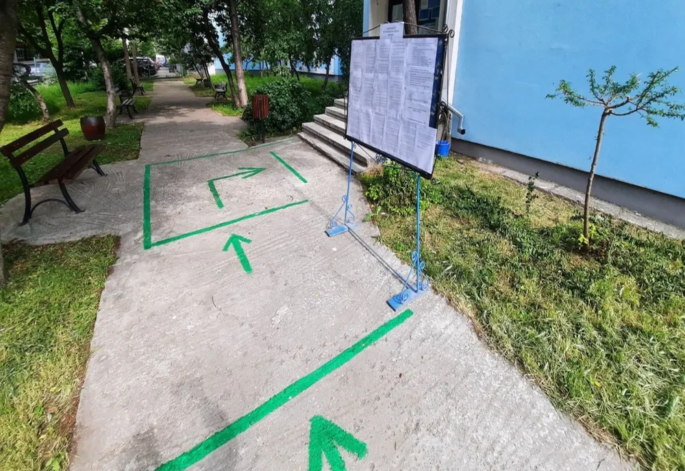 Elevii din Olt au revenit la şcoală pentru a se pregăti de examene. Măsuri de siguranţă şi de distanţare