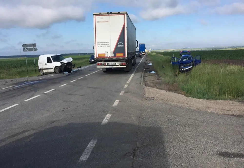 FOTO: Accident cu patru victime în zona Pieleşti, judeţul Dolj. Un şofer din Balş, implicat