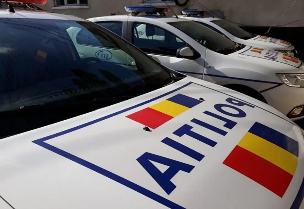 Olt: Şofer fără permis, reţinut după ce a intrat într-o staţie de autobuz şi a acroşat un poliţist