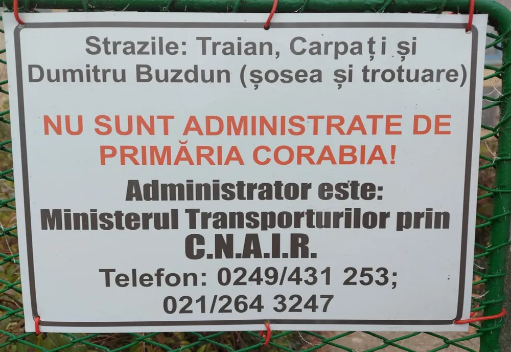 Decizie luată de o primărie din Olt: A amplasat panouri cu datele de contact ale CNAIR, pe străzile degradate pe care nu le administrează