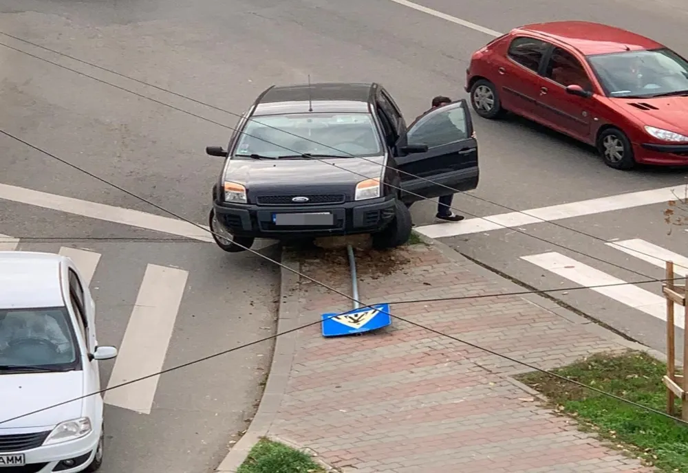 Se întâmplă în Slatina: Un şofer băut a urcat cu maşina pe trotuar şi a doborât un semn de circulaţie - VIDEO