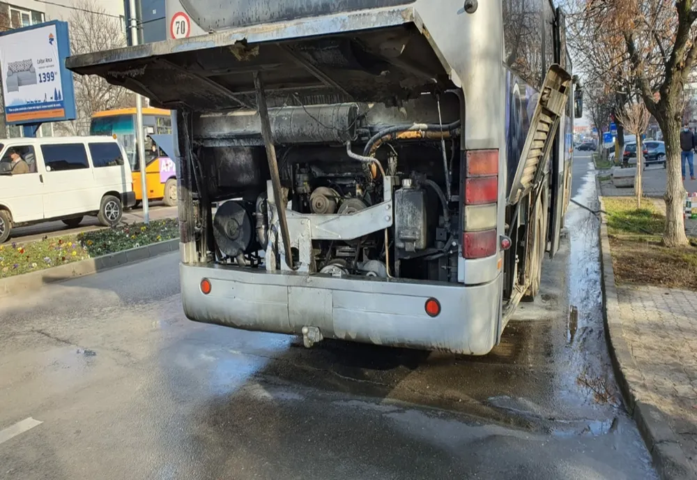 VIDEO: Un autobuz a luat foc pe stradă, în Slatina