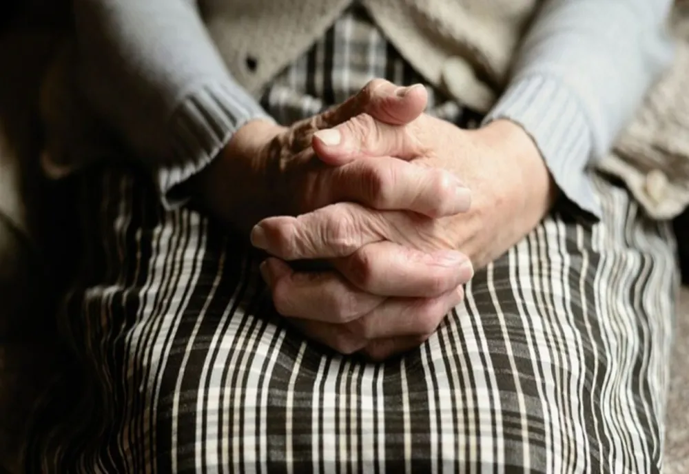Olt: Un tânăr, reţinut după ce a violat o bătrână de aproape 80 de ani