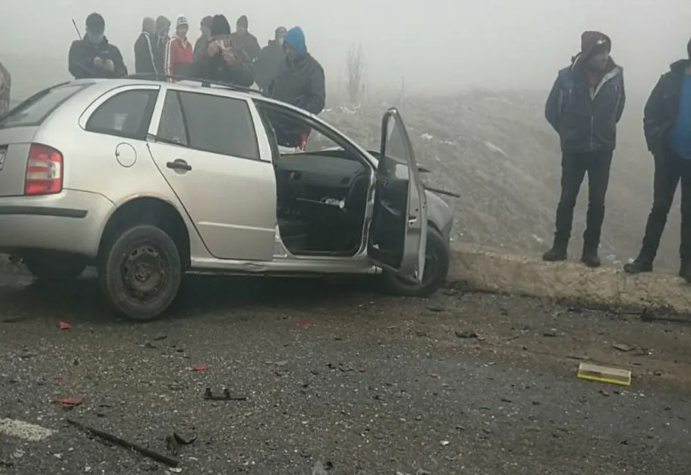 Olt: O persoană la spital după ce a intrat cu maşina într-un autocamion
