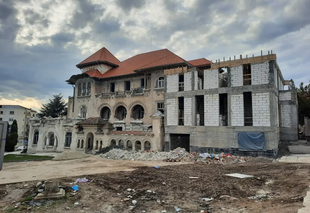 Slatina: Controverse după ce o clădire nouă a fost construită în apropierea unor imobile monument istoric