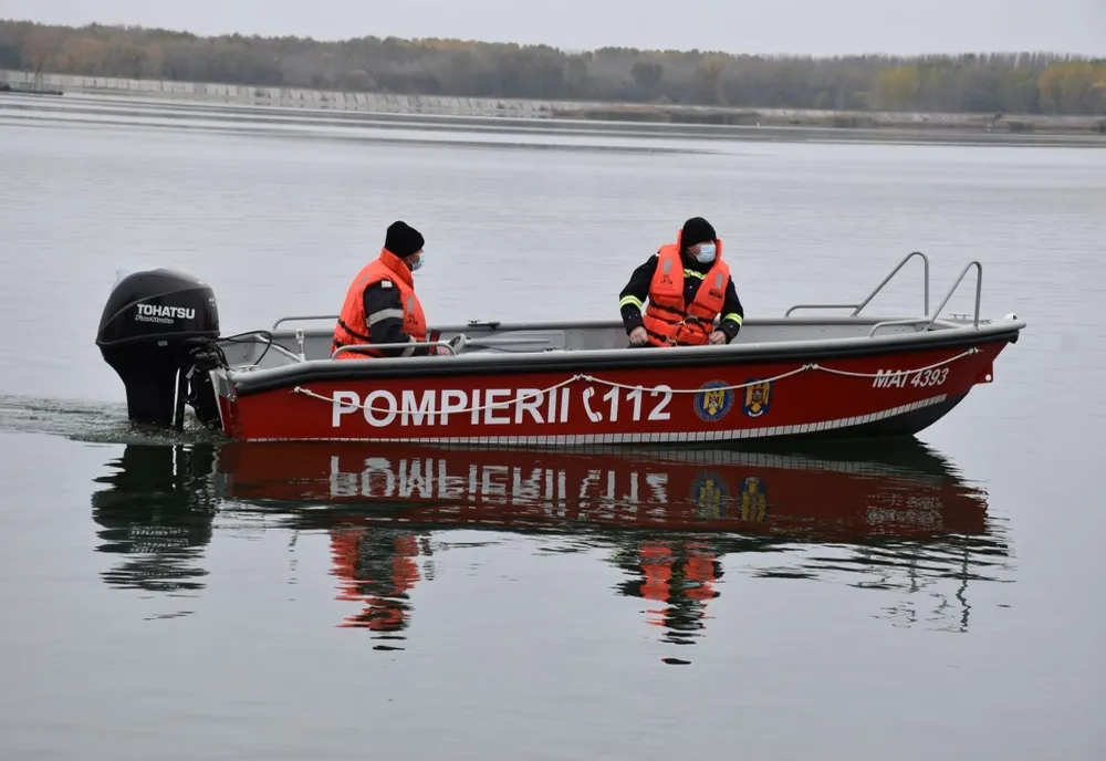 VIDEO. Un bărbat care s-ar fi sinucis, căutat de scafandri în râul Olt 