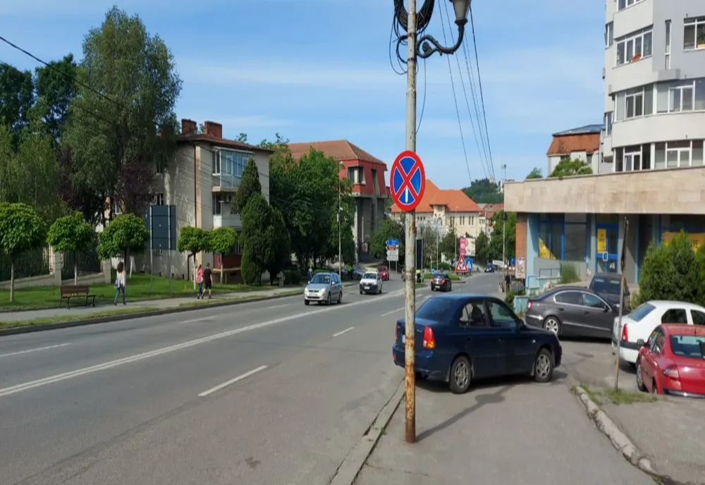 Parcarea interzisă pe un important bulevard din Slatina. Se ridică maşinile