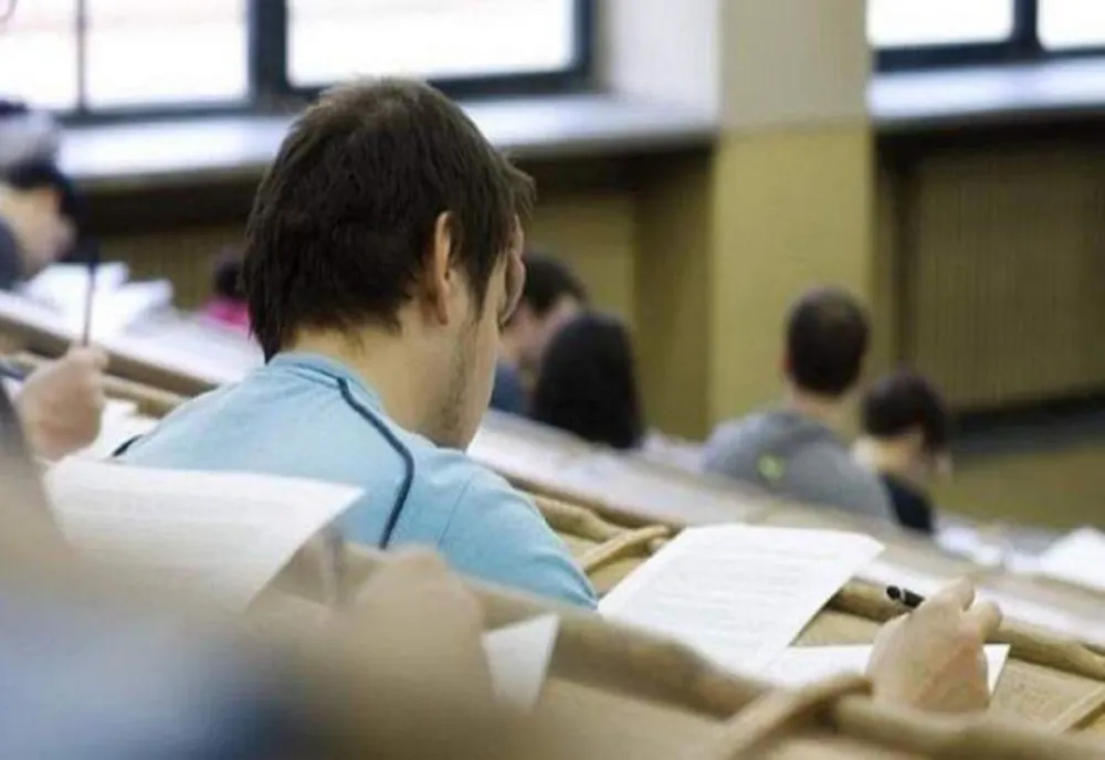 Aproape 100 de profesori din Olt susţin examenul de definitivare în învăţământ