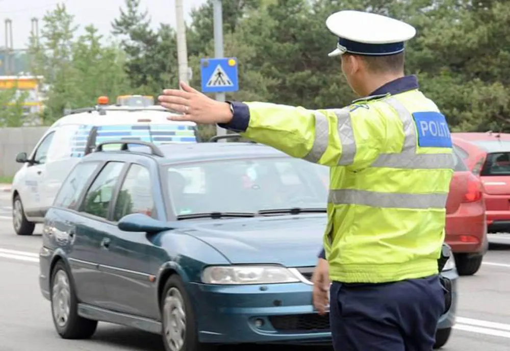 Olt: Sute de amenzi aplicate şi zeci de permise de conducere reţinute de poliţişti