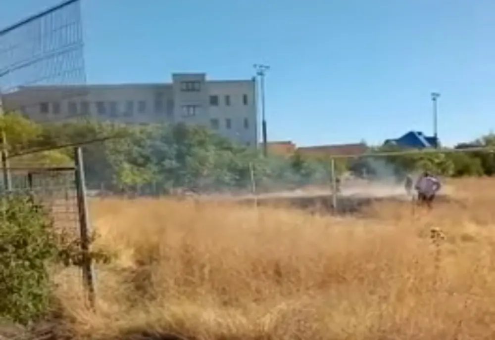 Incendiu de vegetație uscată sâmbătă în zona fostului Stadion „Constructorul” din Slatina