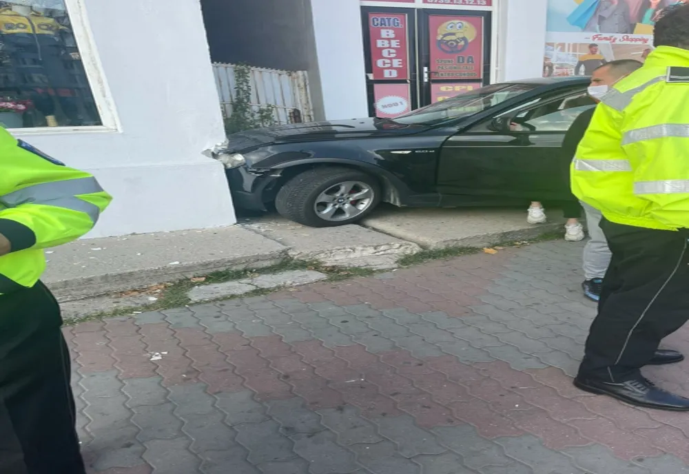 Un şofer a intrat cu maşina într-o clădire din Slatina