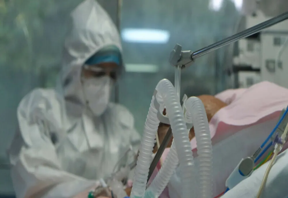 Olt: Doi tineri în vârstă de 31 şi 37 de ani, nevaccinaţi anti-COVID, printre decesele raportate astăzi