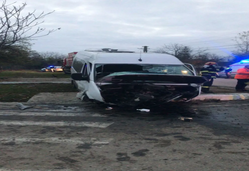 VIDEO | Microbuz implicat într-un accident rutier, în judeţul Olt. 10 persoane, la spital
