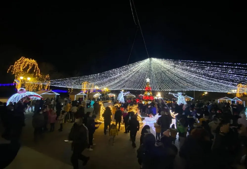 Caracal: S-a aprins iluminatul de Sărbători