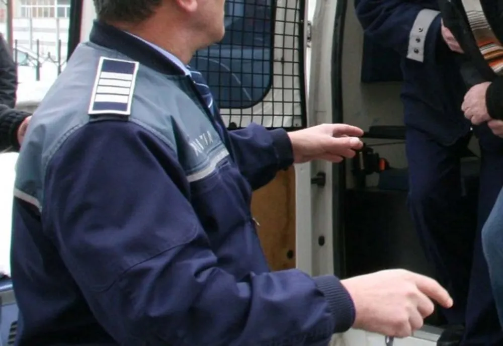 Tânăr din Olt, reţinut de poliţiştii din Gorj, după ce ar fi furat mai multe portofele