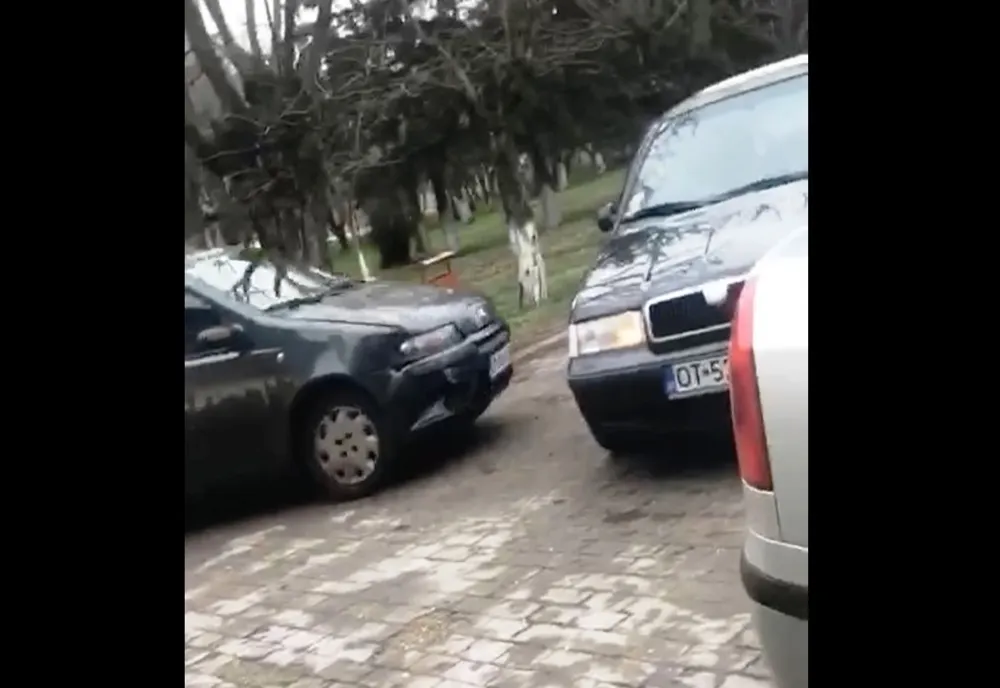 Caracal: A intrat intenţionat cu maşina într-un alt autoturism