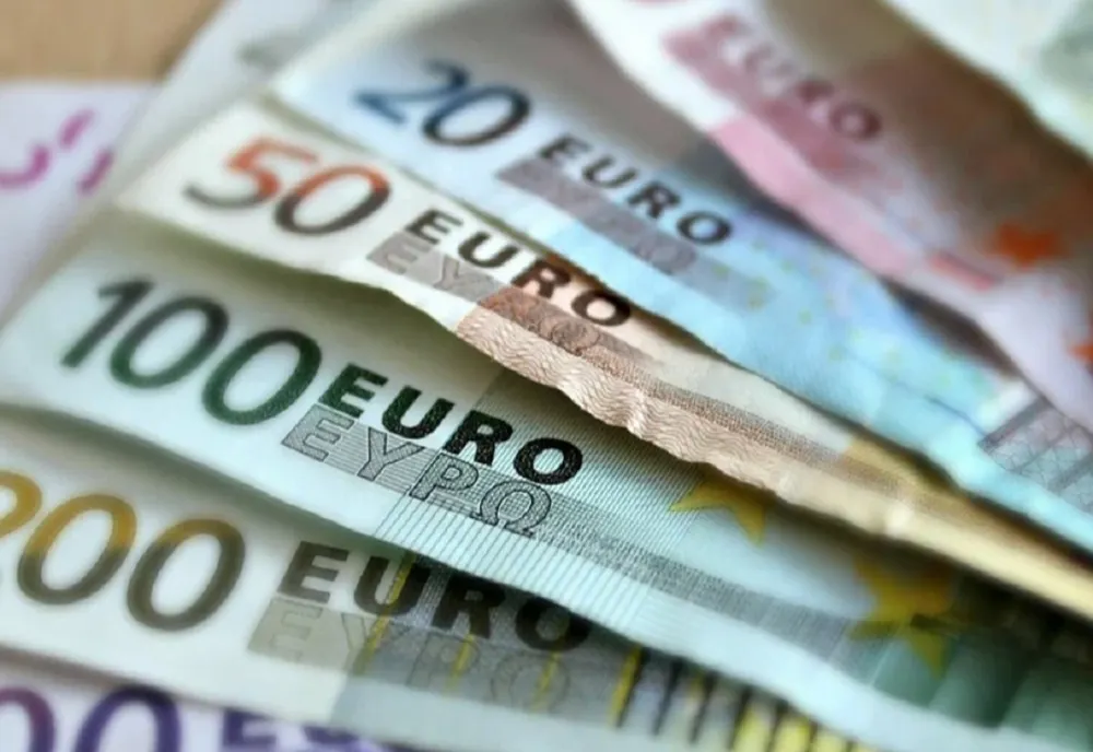 Patru bărbaţi din Olt au cumpărat mai multe telefoane mobile folosind euro falşi