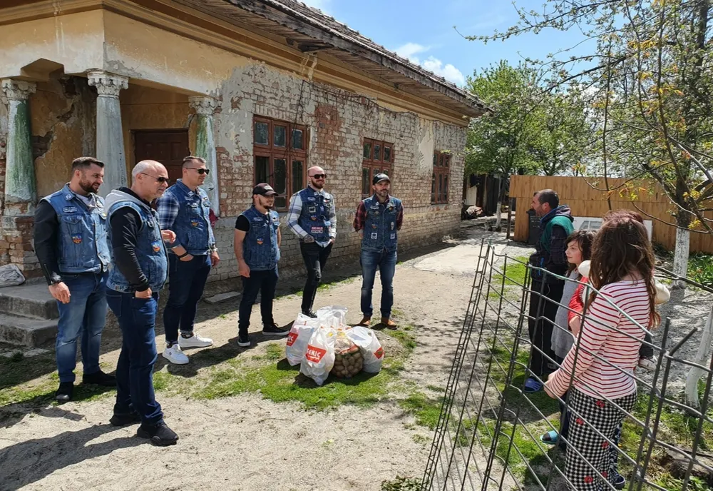 Un grup de motociclişti din Slatina, donaţii de Paşte pentru copiii nevoiaşi