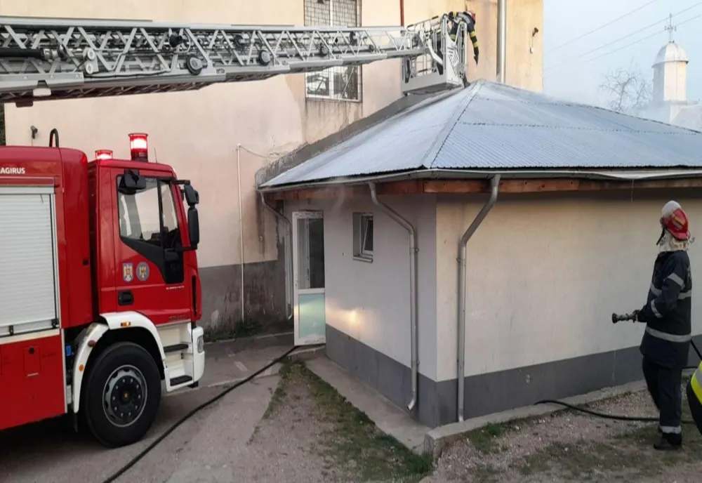 Olt: Incendiu la o anexă a şcolii din Perieţi