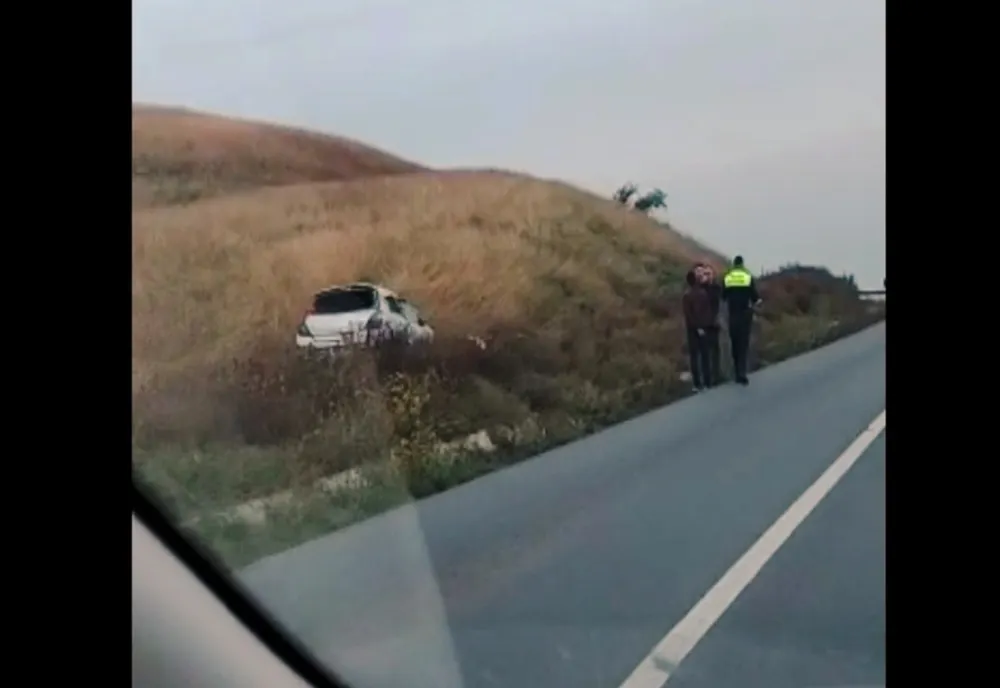 Accident pe un drum din judeţul Olt. Autoturism răsturnat (VIDEO)