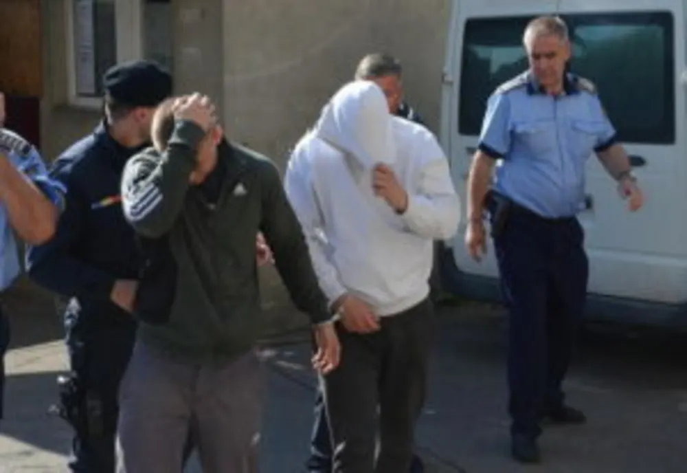 Olt: Doi hoţi care au furat bani şi un telefon fix din locuinţa unei bătrâne, daţi de gol de un chiştoc lăsat la faţa locului