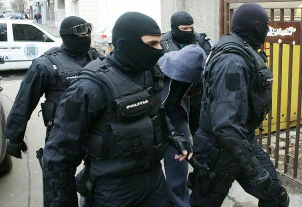 Poliţiştii au făcut percheziţii la locuinţa unui tânăr din Olt, acuzat de braconaj