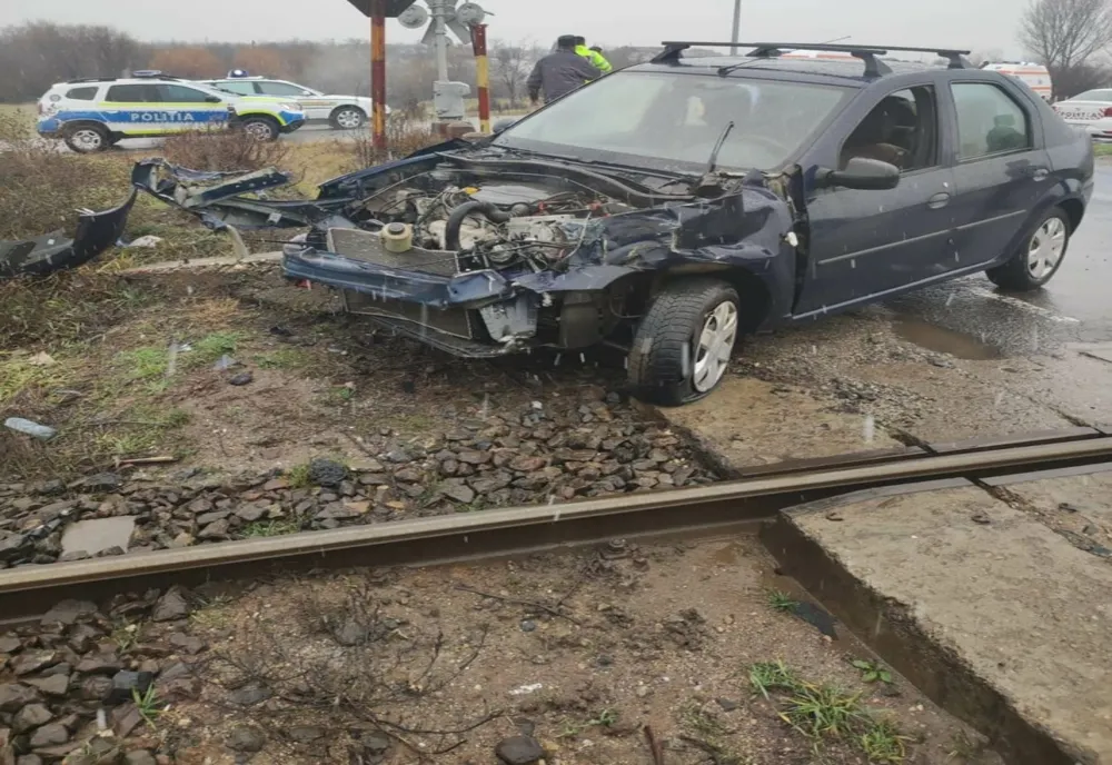 Autoturism lovit de tren, în judeţul Olt
